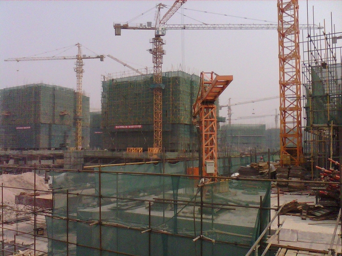 台大型塔吊全面覆盖施工现场,交叉作业