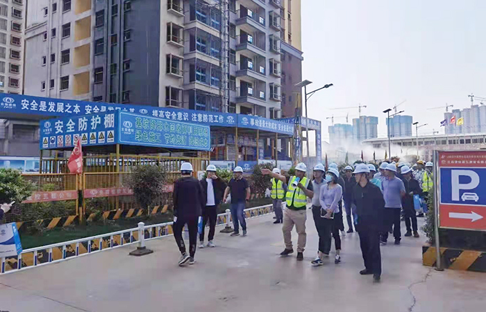 滇发展集团莅临空港2小.jpg