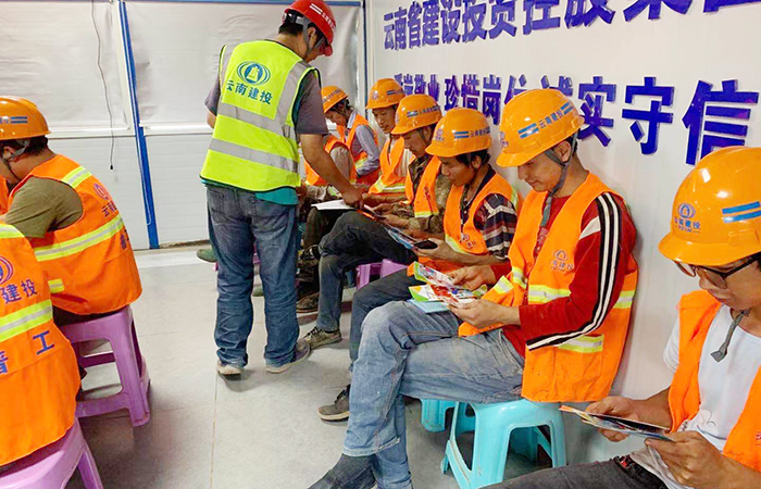 发放宣传册小.jpg