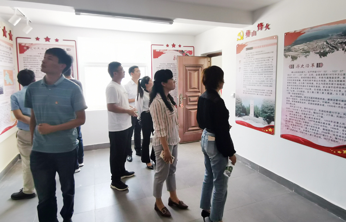 参观展板xia.jpg