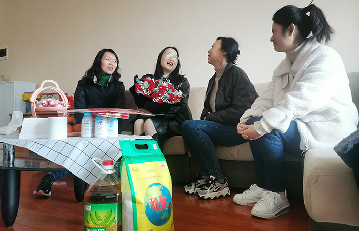 小 公司领导春节前走访慰问海外职工家属.jpg