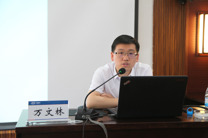 万老师小图.jpg