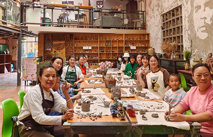 小图五〇四组织职工开展陶艺DIY活动.jpg