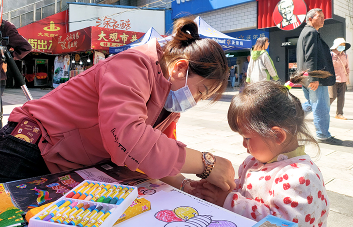 小图-五建幼儿园在活动现场提供儿童手工服务.jpg